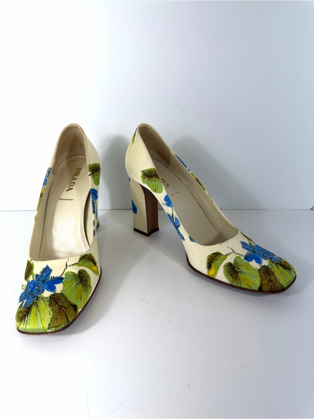 Vintage Prada Floral Print Satin Block Heel Pumps - Cream, Size 38.5 (US 8.5) - Picture 3 of 14